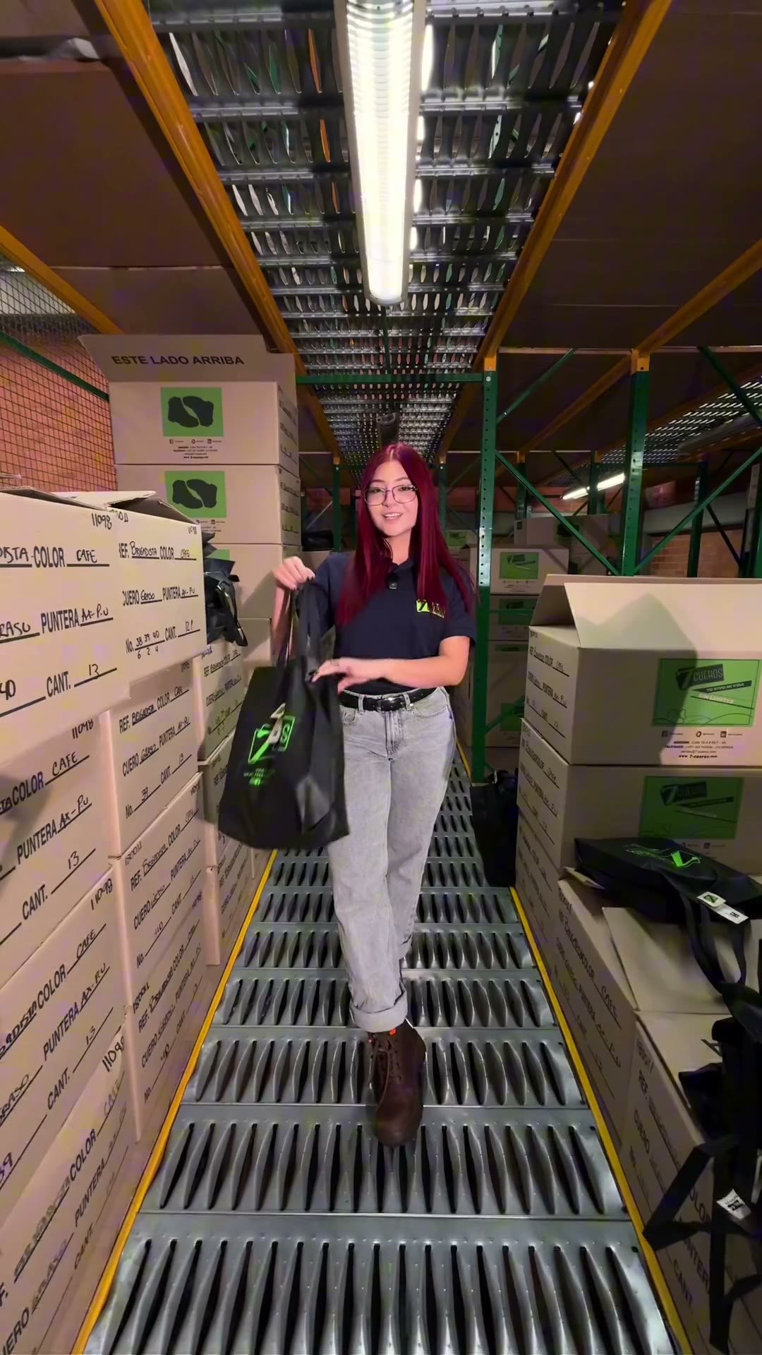 Recorriendo el pasillo de una bodega de una fábrica de calzado