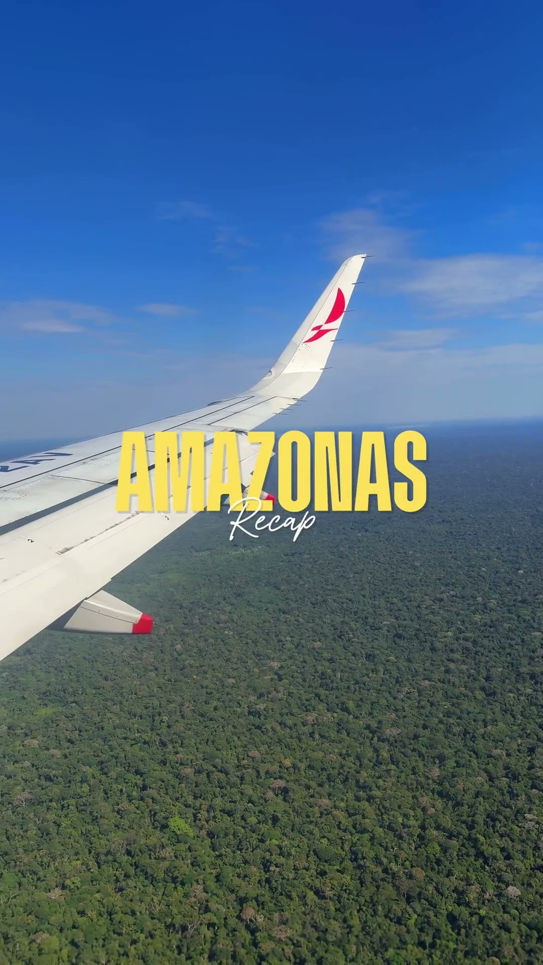 Vista desde la ventanilla del avión sobre la selva, con el rótulo «Amazonas Recap» sobrepuesto
